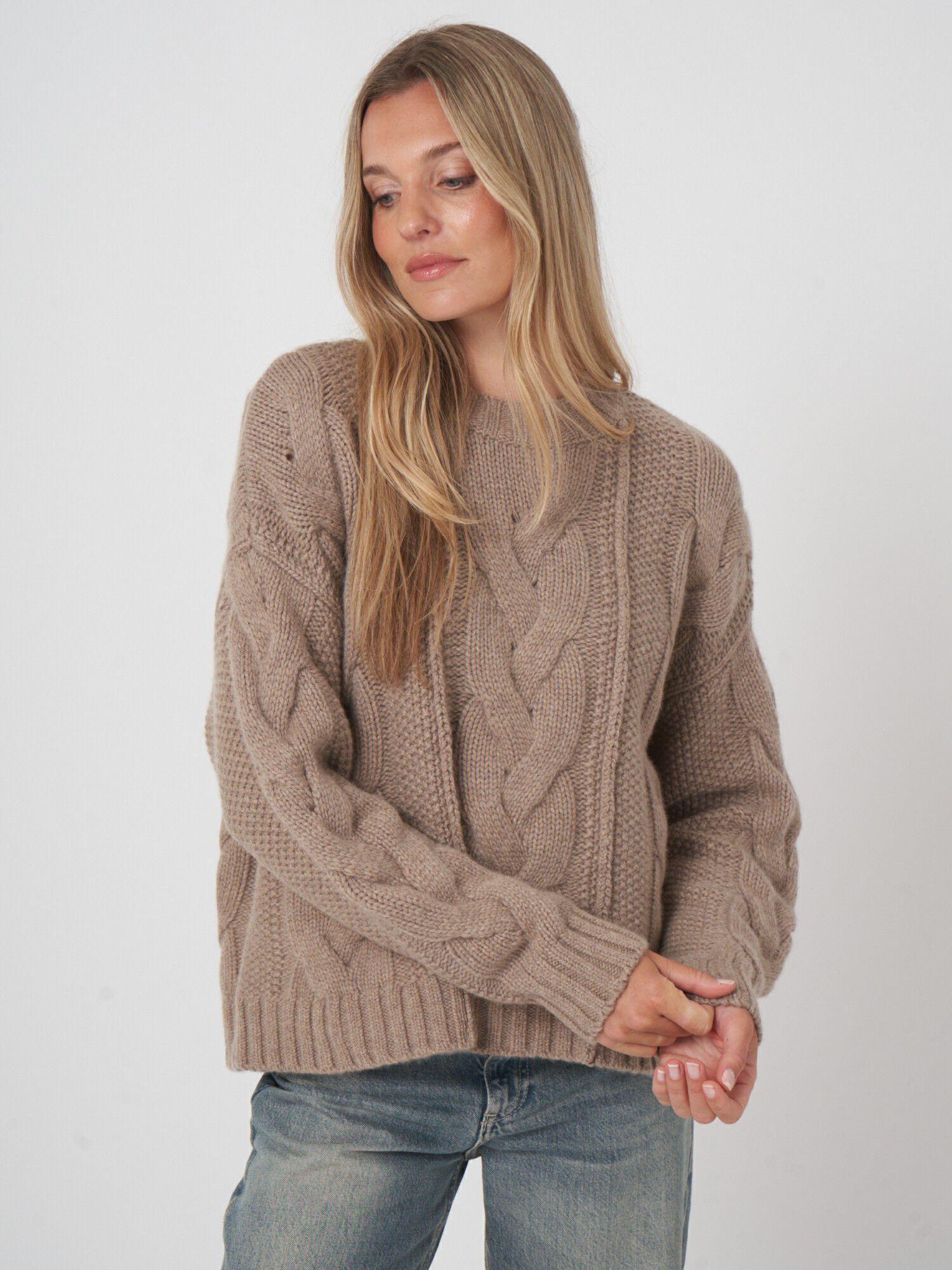 Oversized grofgebreide kasjmier trui met kabelpatroon afbeelding