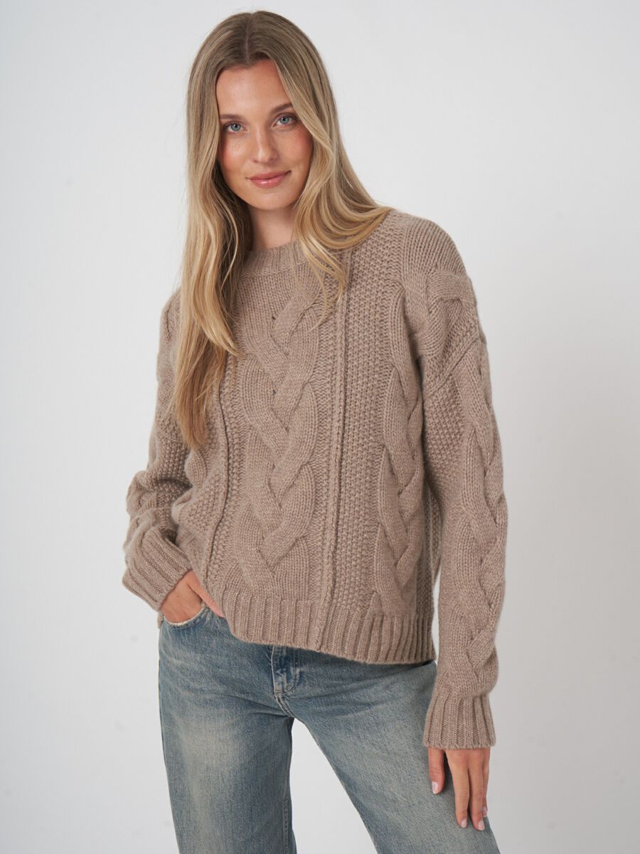 Pull chunky en cachemire  – coupe cropped & torsades image number 2