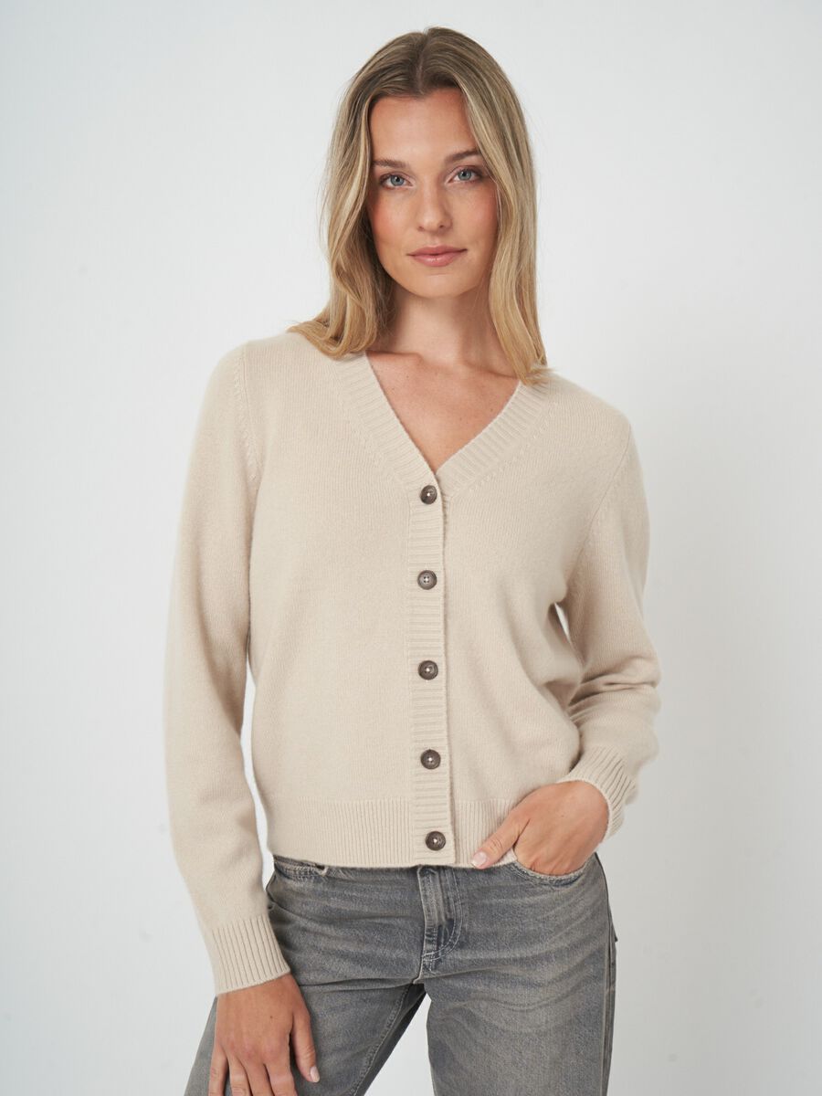 Bio-Kaschmirjacke mit Knöpfen und V-Ausschnitt image number 0