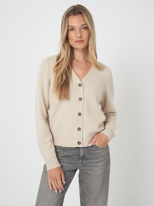 V-hals cardigan van biologische kasjmier - tijdloze stijl