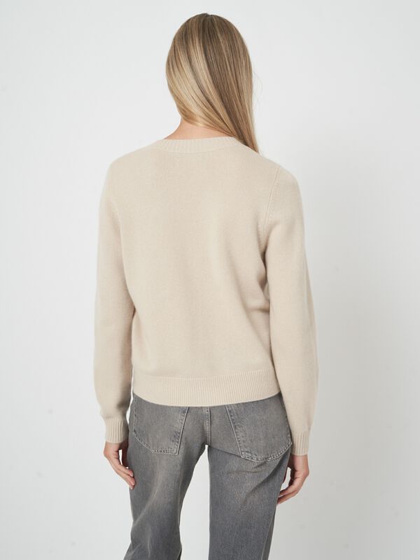 V-hals cardigan van biologische kasjmier - tijdloze stijl image number 2