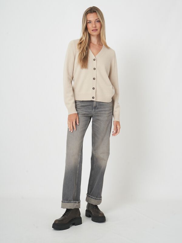 V-hals cardigan van biologische kasjmier - tijdloze stijl image number 3