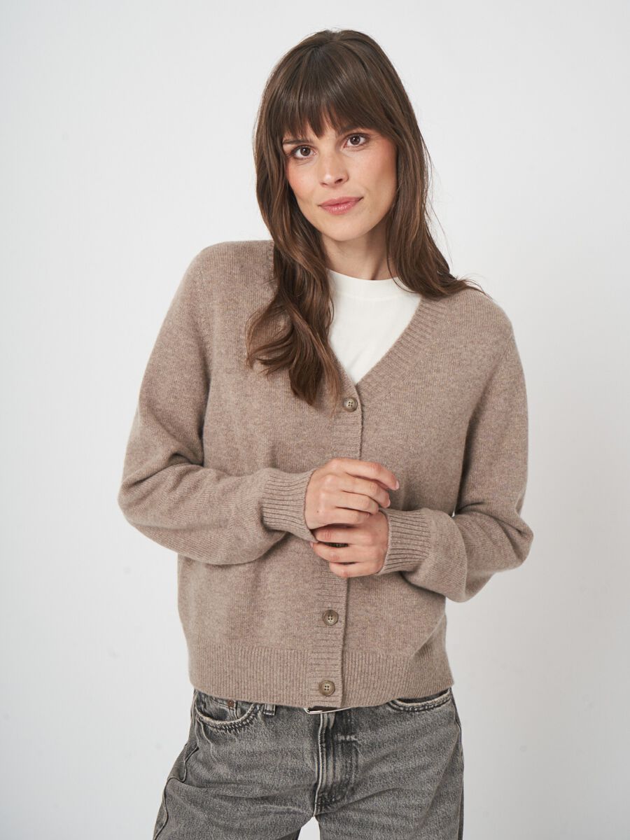 V-hals cardigan van biologische kasjmier - tijdloze stijl image number 2