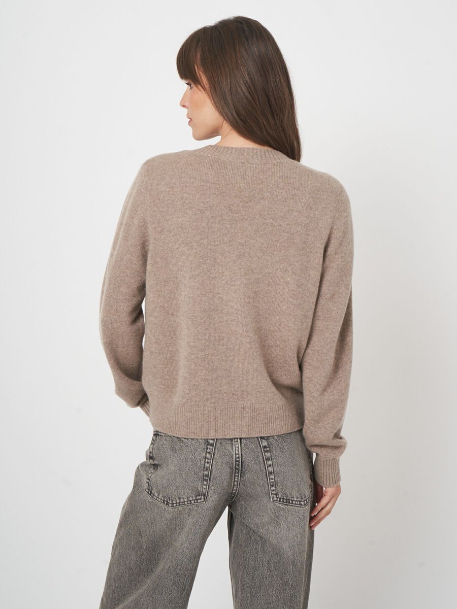 V-hals cardigan van biologische kasjmier - tijdloze stijl image number 5