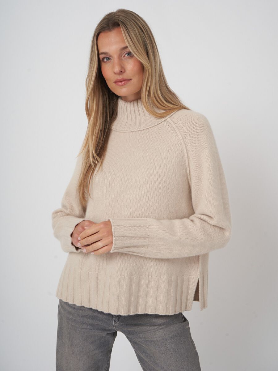 Grobstrickpullover aus Bio-Kaschmir mit Stehkragen image number 2