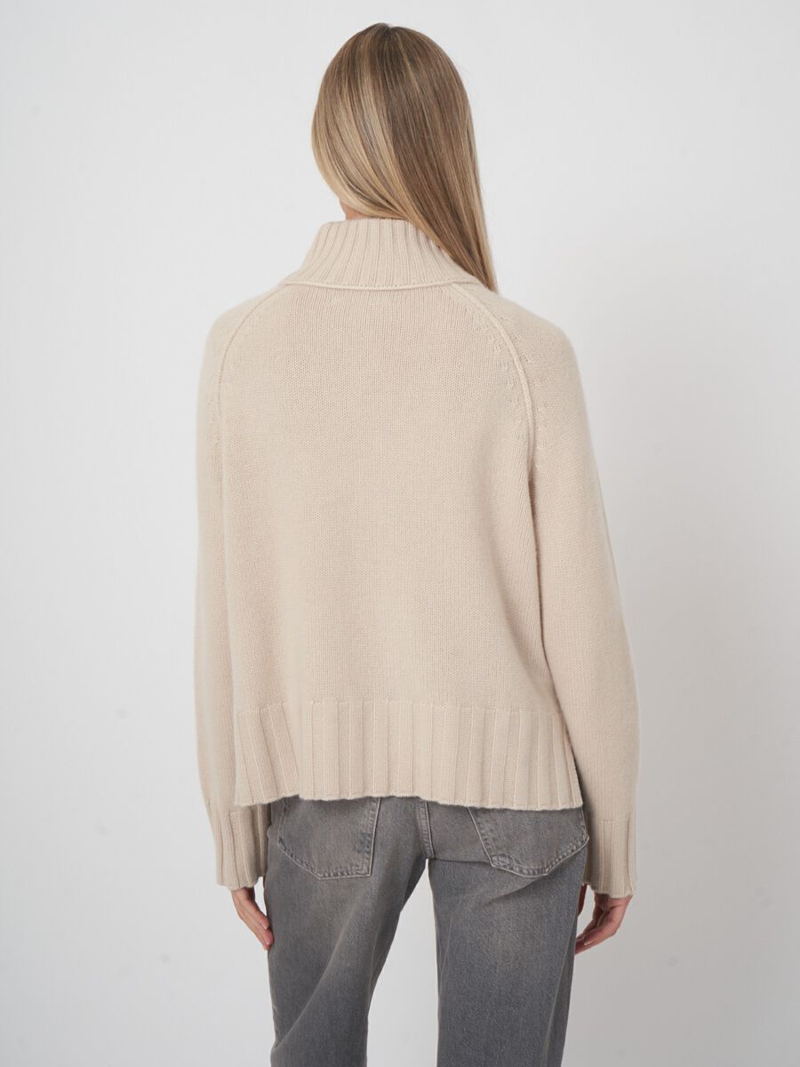 Grobstrickpullover aus Bio-Kaschmir mit Stehkragen image number 3