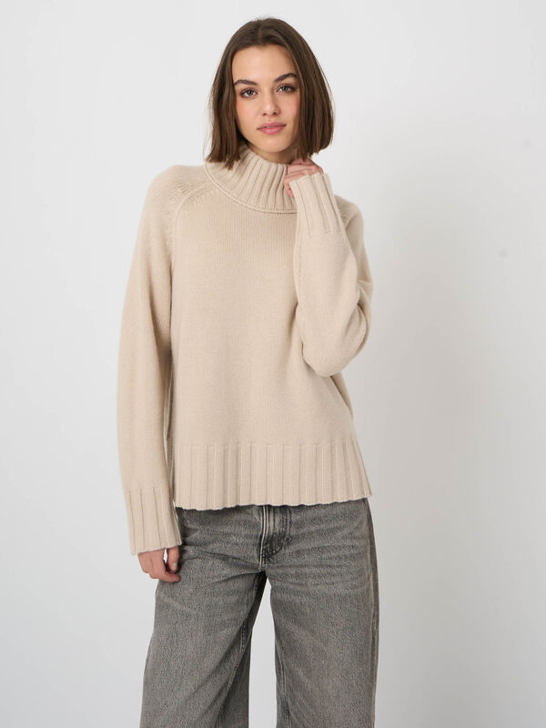Grofgebreide kasjmier trui met opstaande kraag image number 3