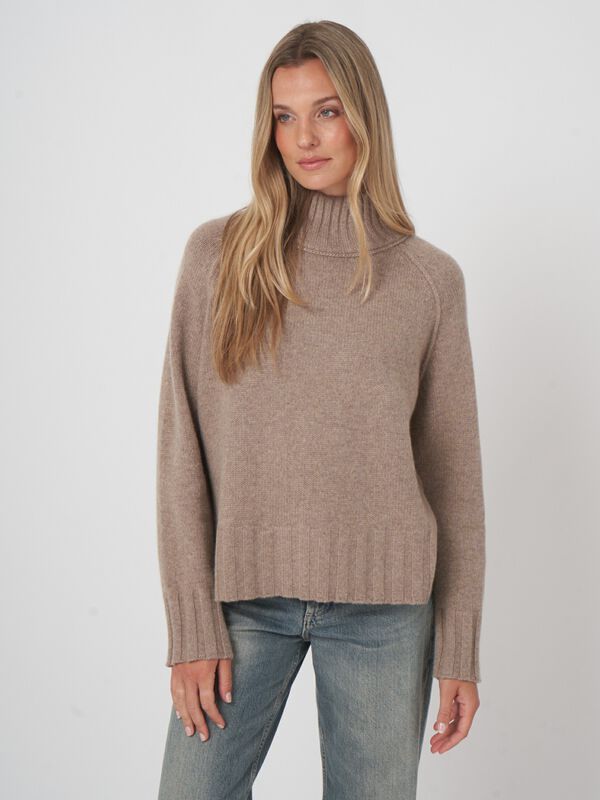 Grobstrickpullover aus Bio-Kaschmir mit Stehkragen image number 2