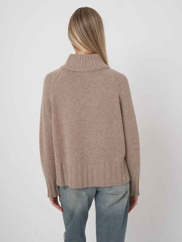 Grobstrickpullover aus Bio-Kaschmir mit Stehkragen image number 3