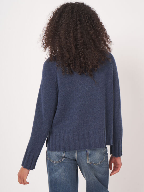 Grobstrickpullover aus Bio-Kaschmir mit Stehkragen image number 2