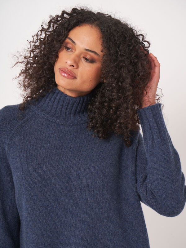 Grobstrickpullover aus Bio-Kaschmir mit Stehkragen image number 6