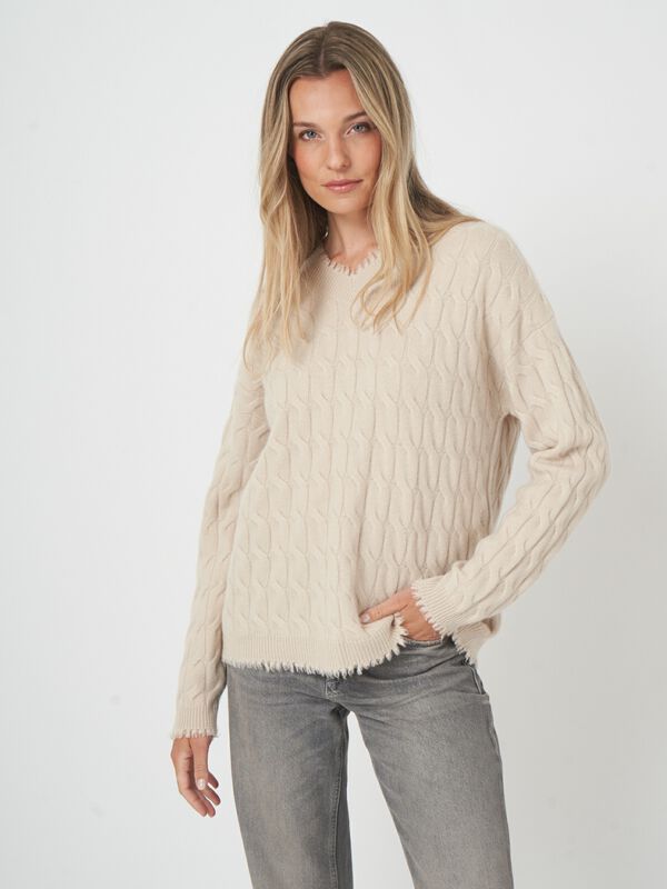 Zopfmusterpullover aus Bio-Kaschmir mit Fransen image number 2