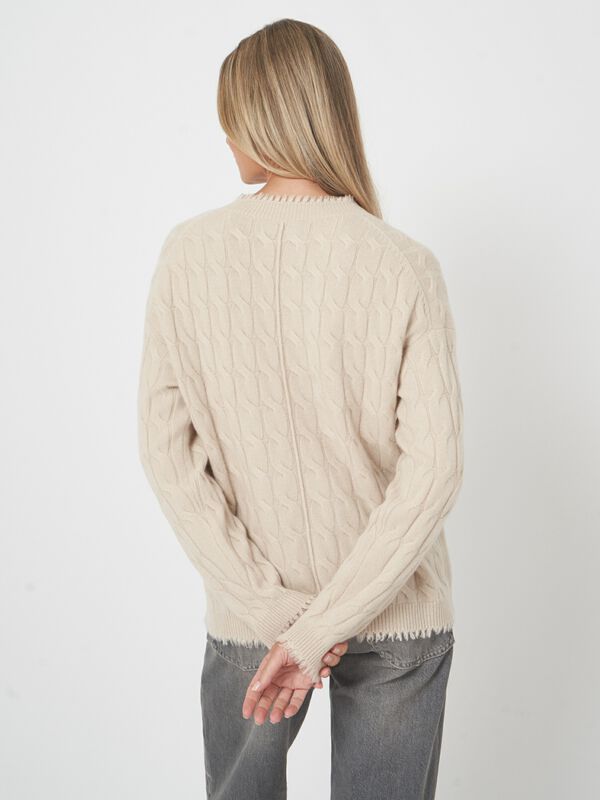 Zopfmusterpullover aus Bio-Kaschmir mit Fransen image number 3