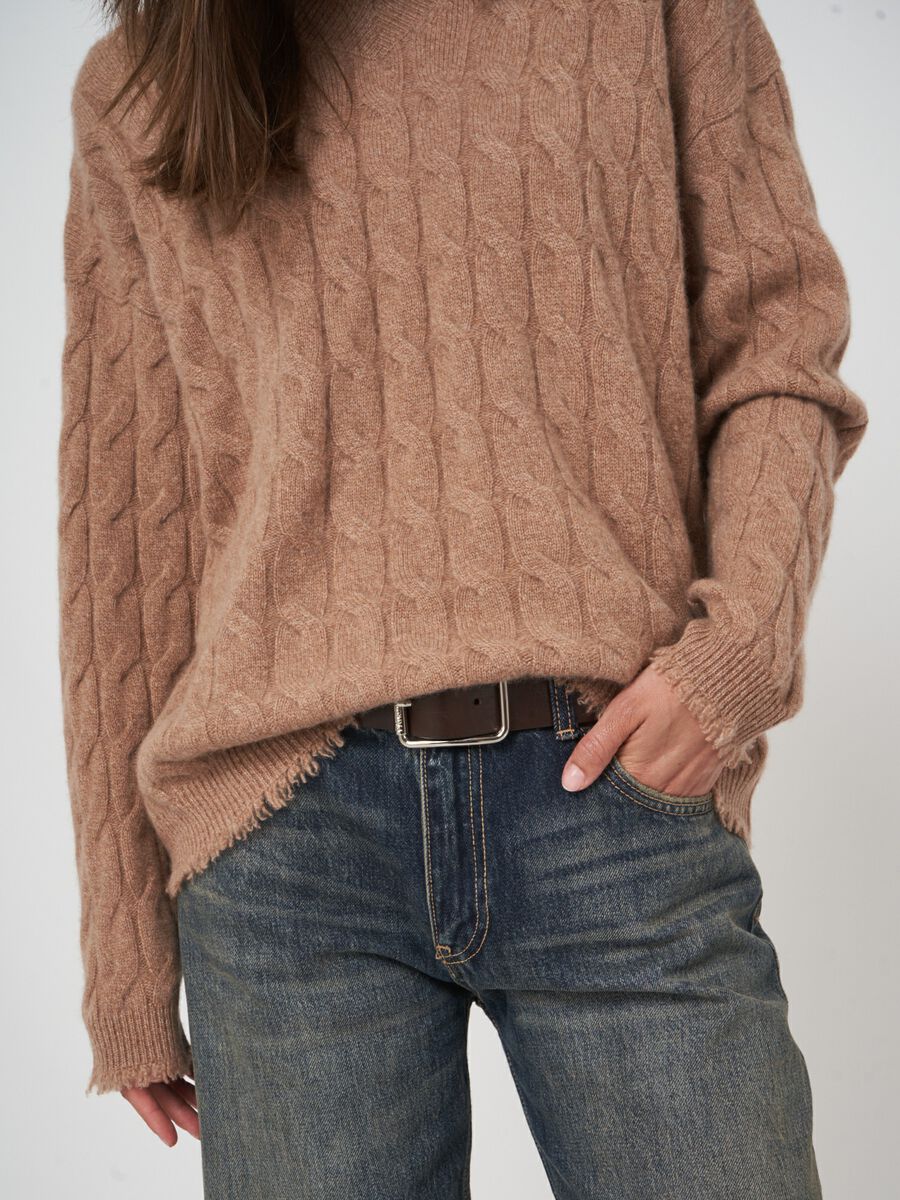 Pull en cachemire à franges subtiles image number 1