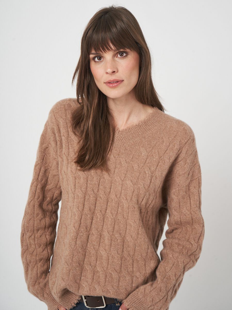 Pull en cachemire à franges subtiles image number 2