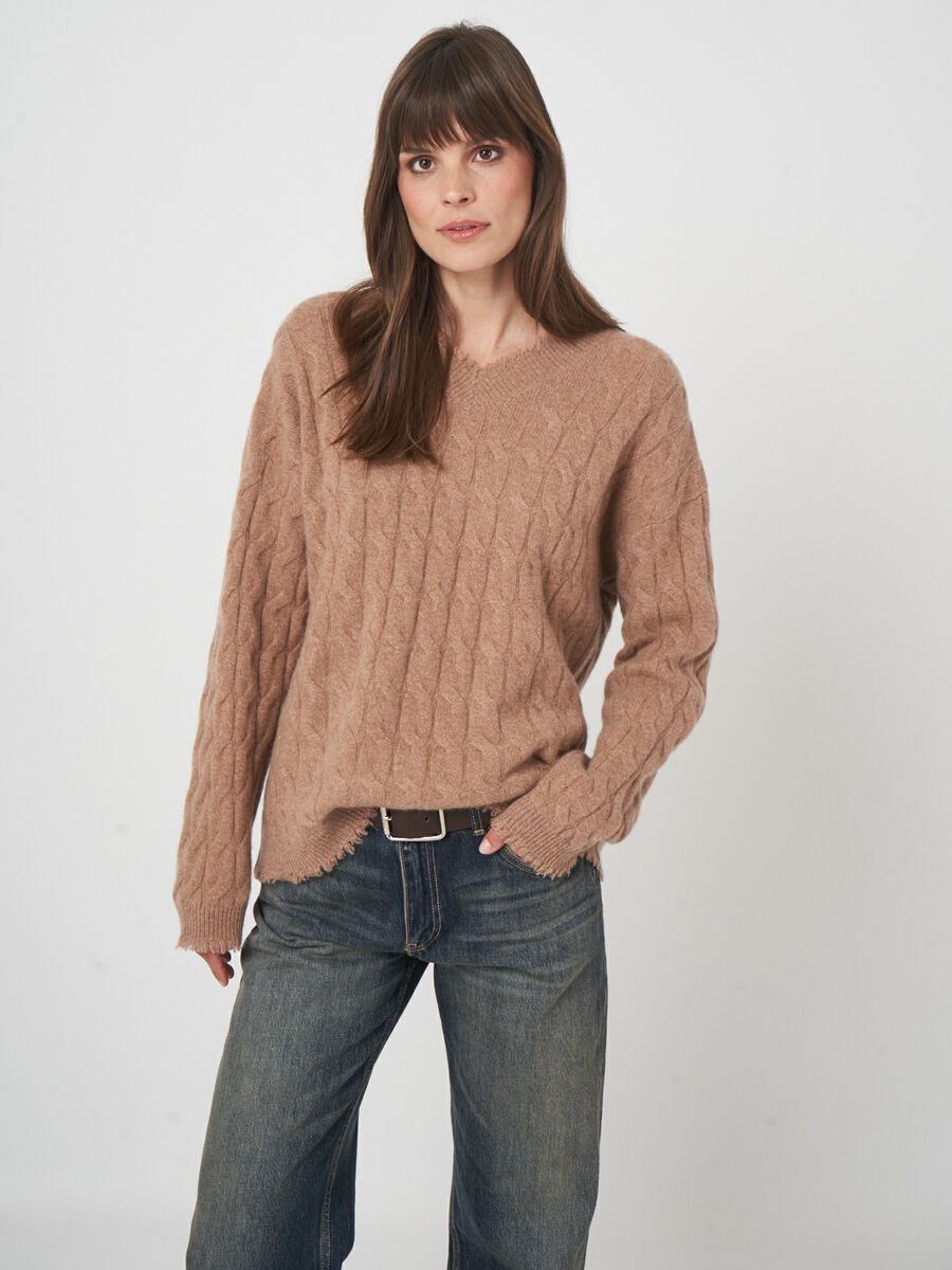 Pull en cachemire à franges subtiles image number 3