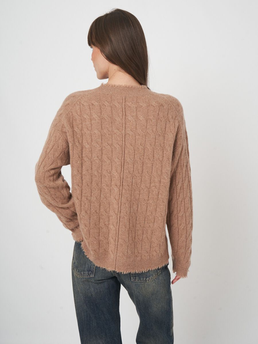 Pull en cachemire à franges subtiles image number 4