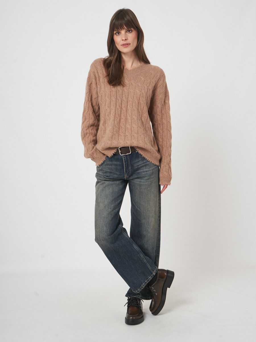 Pull en cachemire à franges subtiles image number 5