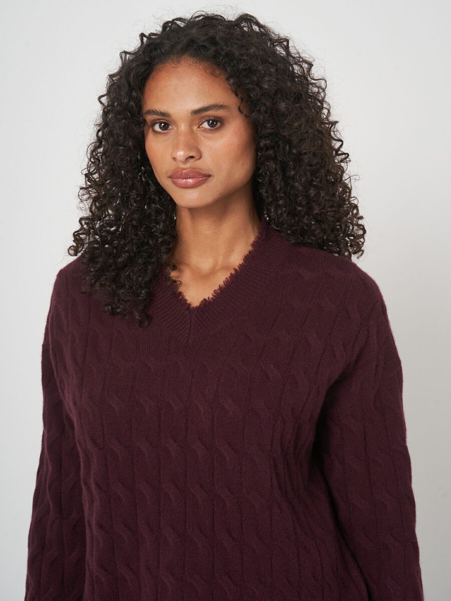 Organic cashmere sweater with subtle fringes image number 3