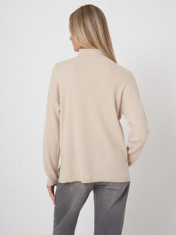 Pull à col montant en cachemire image number 3