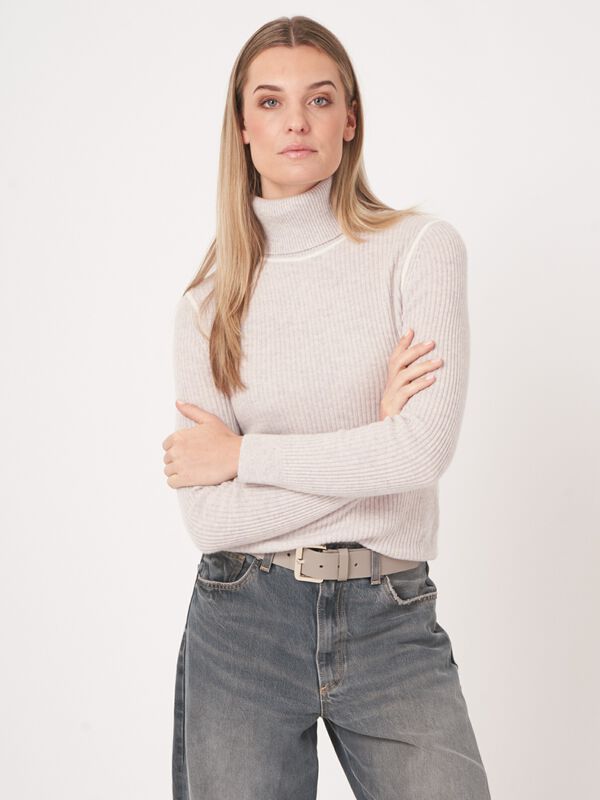 Pull col roulé en cachemire à côtes image number 4