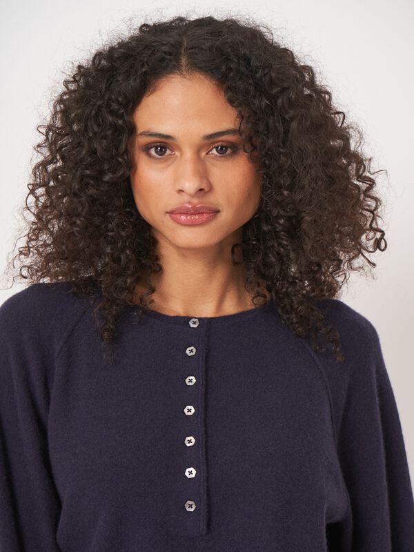 Pull henley en cachemire lavé image number 4