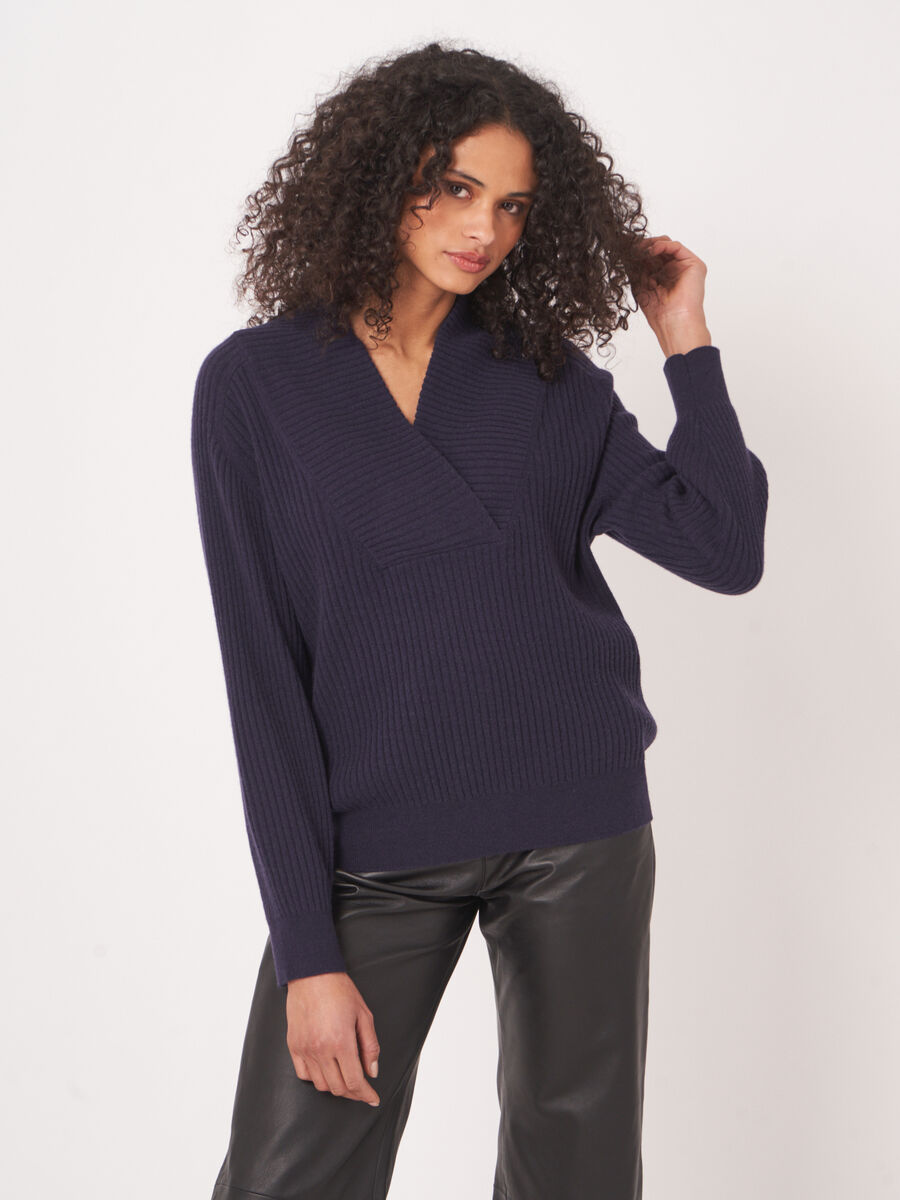 Grofgebreide Kasjmier Kabeltrui met V-hals image number 2