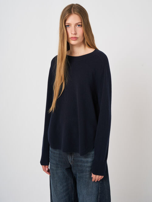 Round hem cashmere sweater with boat neck