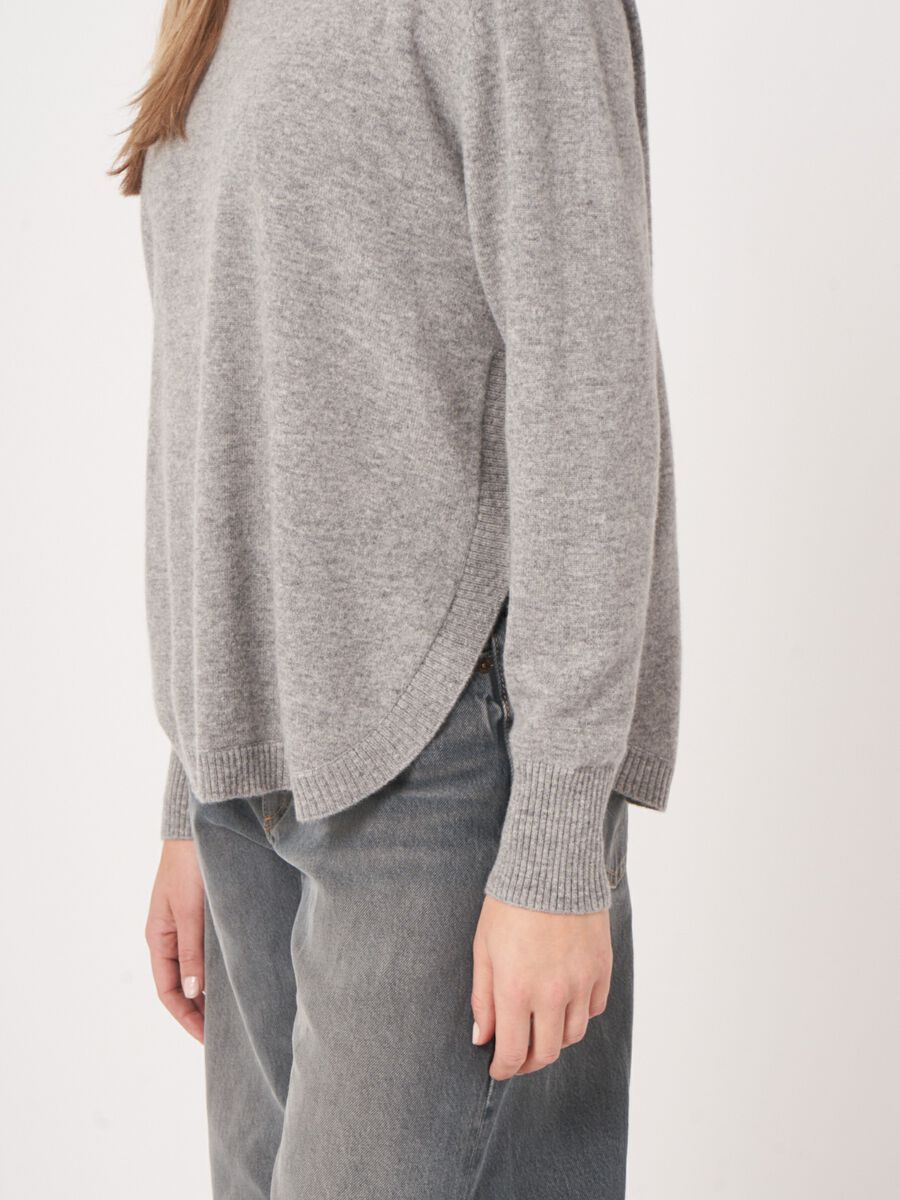 Kasjmier trui met boothals en ronde zoom image number 1