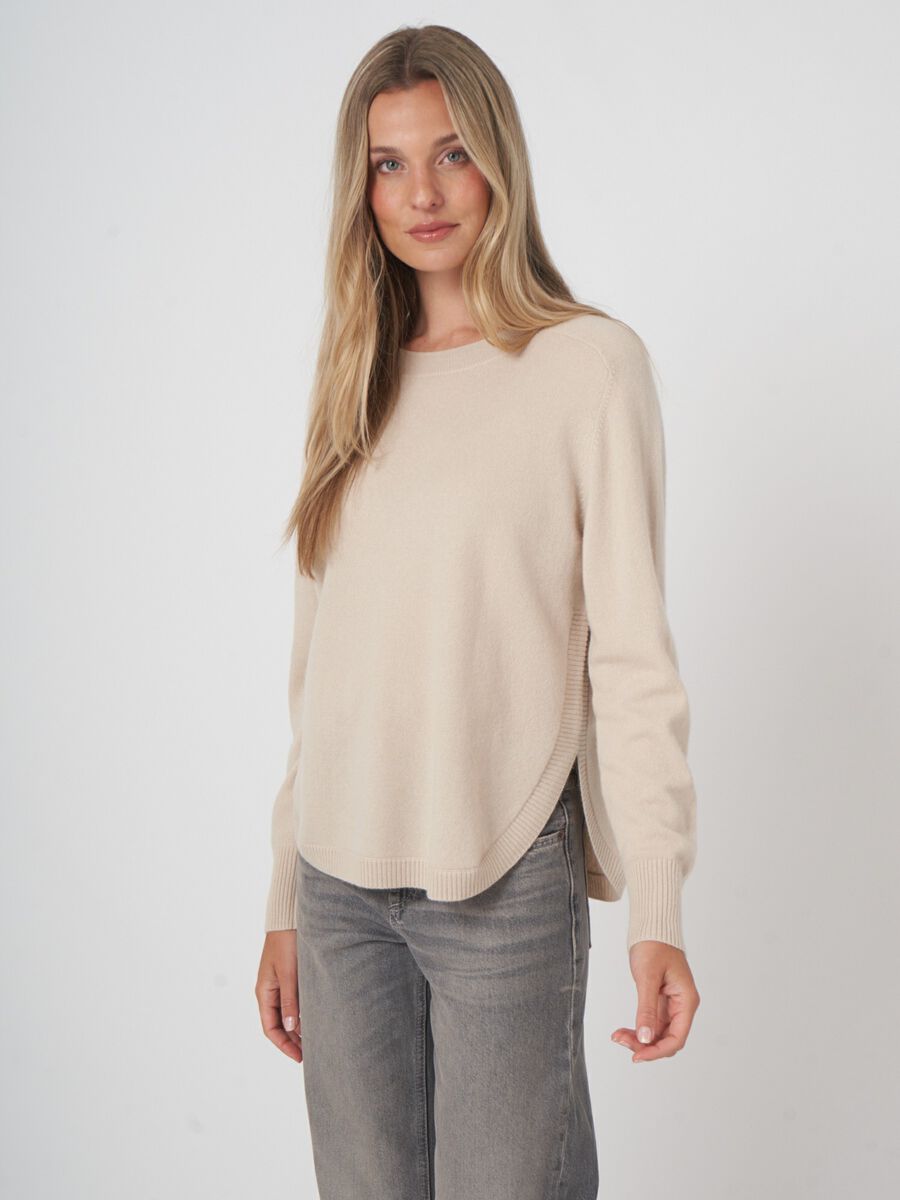 Kaschmirpullover mit Rundsaum und U-Boot-Ausschnitt image number 0