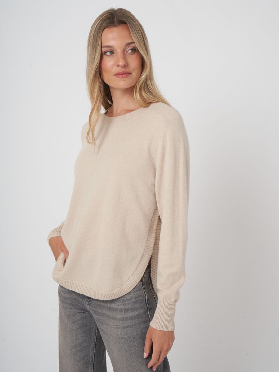 Kaschmirpullover mit Rundsaum und U-Boot-Ausschnitt image number 1