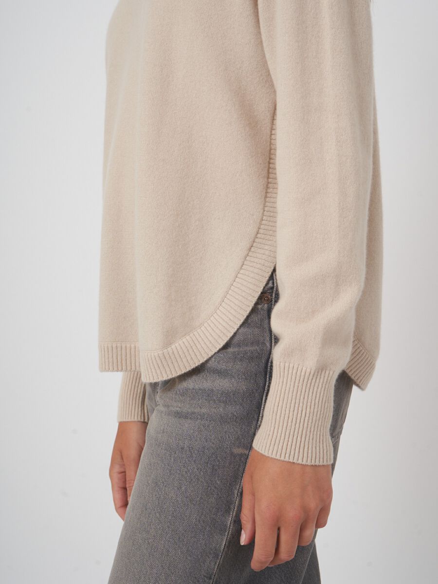 Kaschmirpullover mit Rundsaum und U-Boot-Ausschnitt image number 2