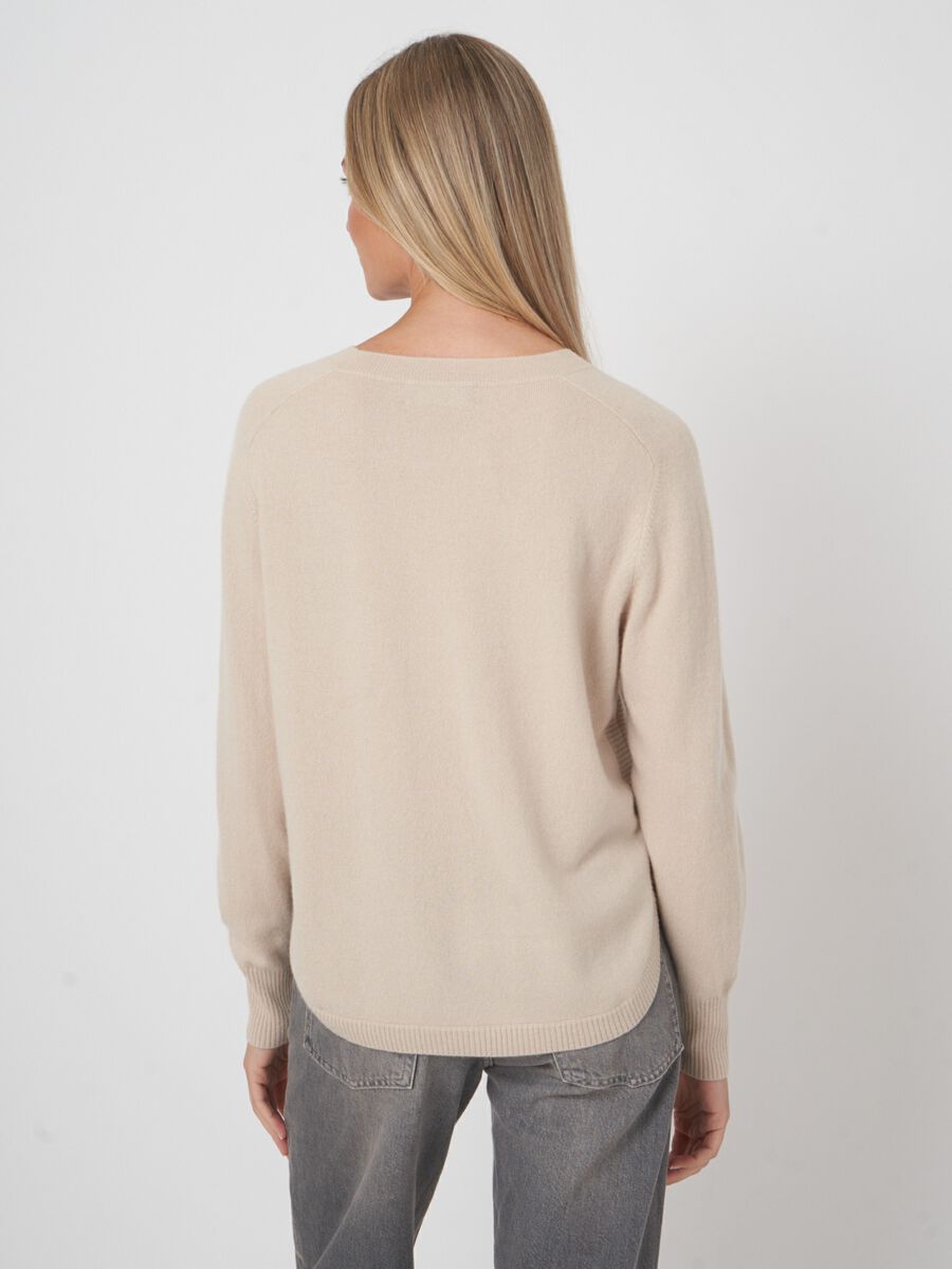 Kaschmirpullover mit Rundsaum und U-Boot-Ausschnitt image number 3