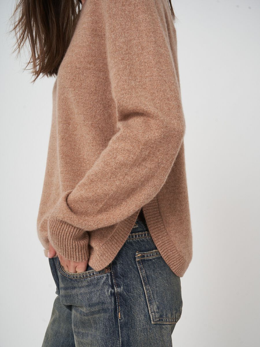 Round hem cashmere sweater with boat neck image number 1