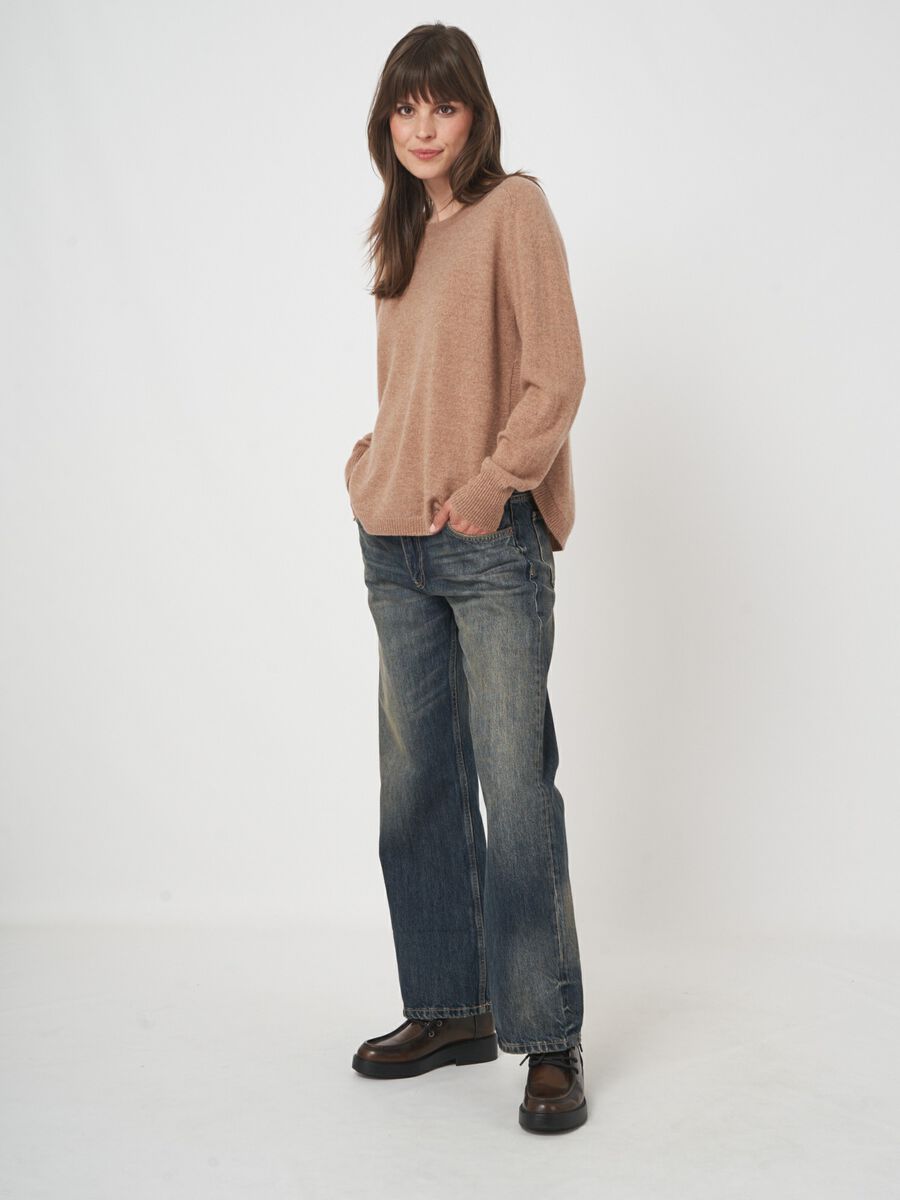 Round hem cashmere sweater with boat neck image number 2