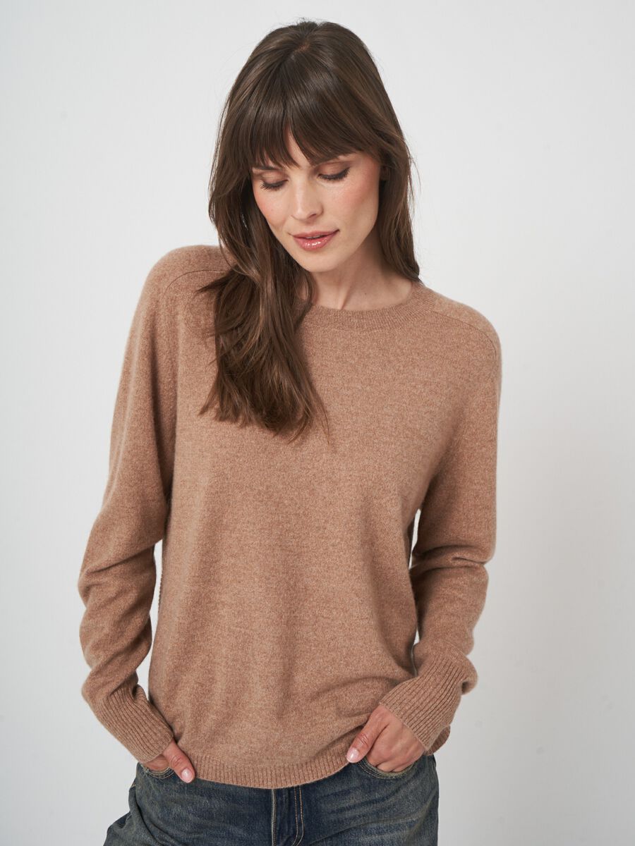 Round hem cashmere sweater with boat neck image number 3
