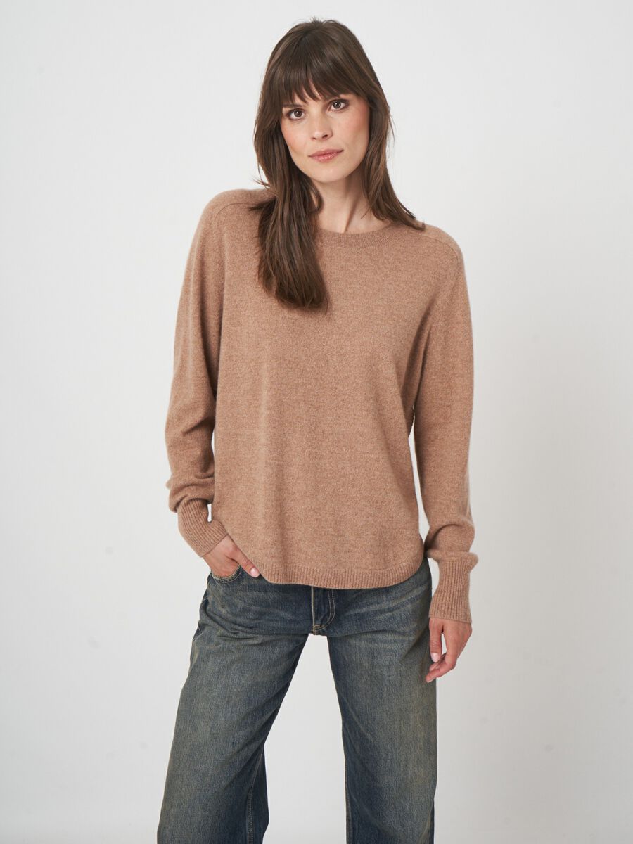 Round hem cashmere sweater with boat neck image number 4