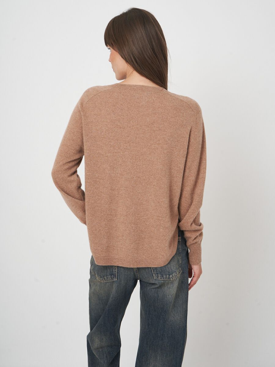 Round hem cashmere sweater with boat neck image number 5