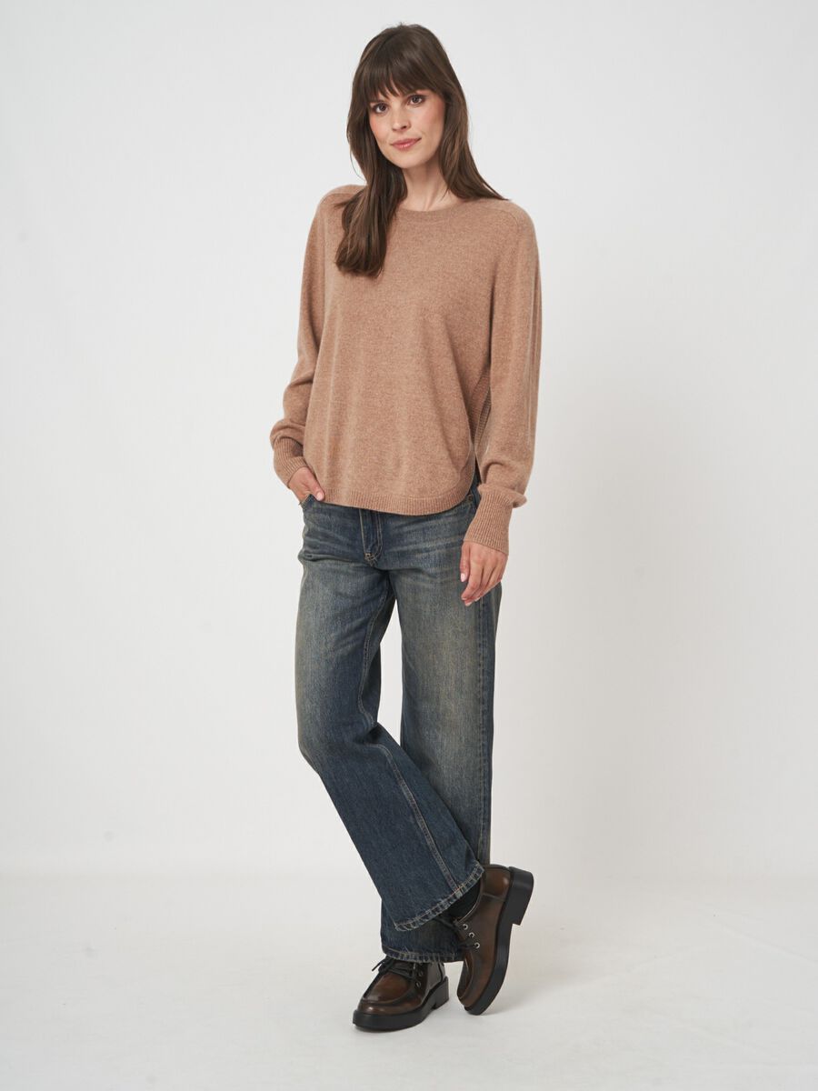 Round hem cashmere sweater with boat neck image number 6