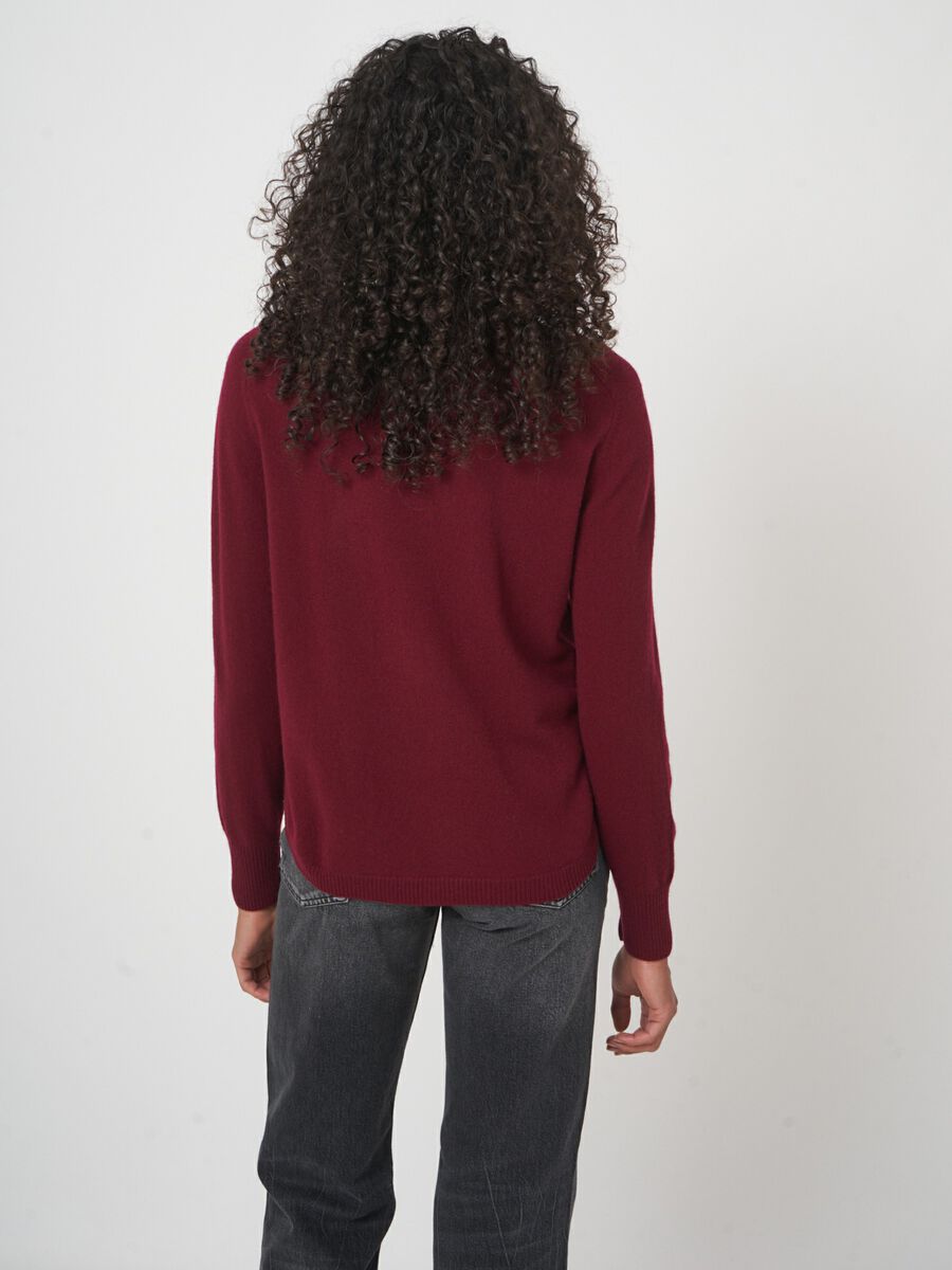Round hem cashmere sweater with boat neck image number 4