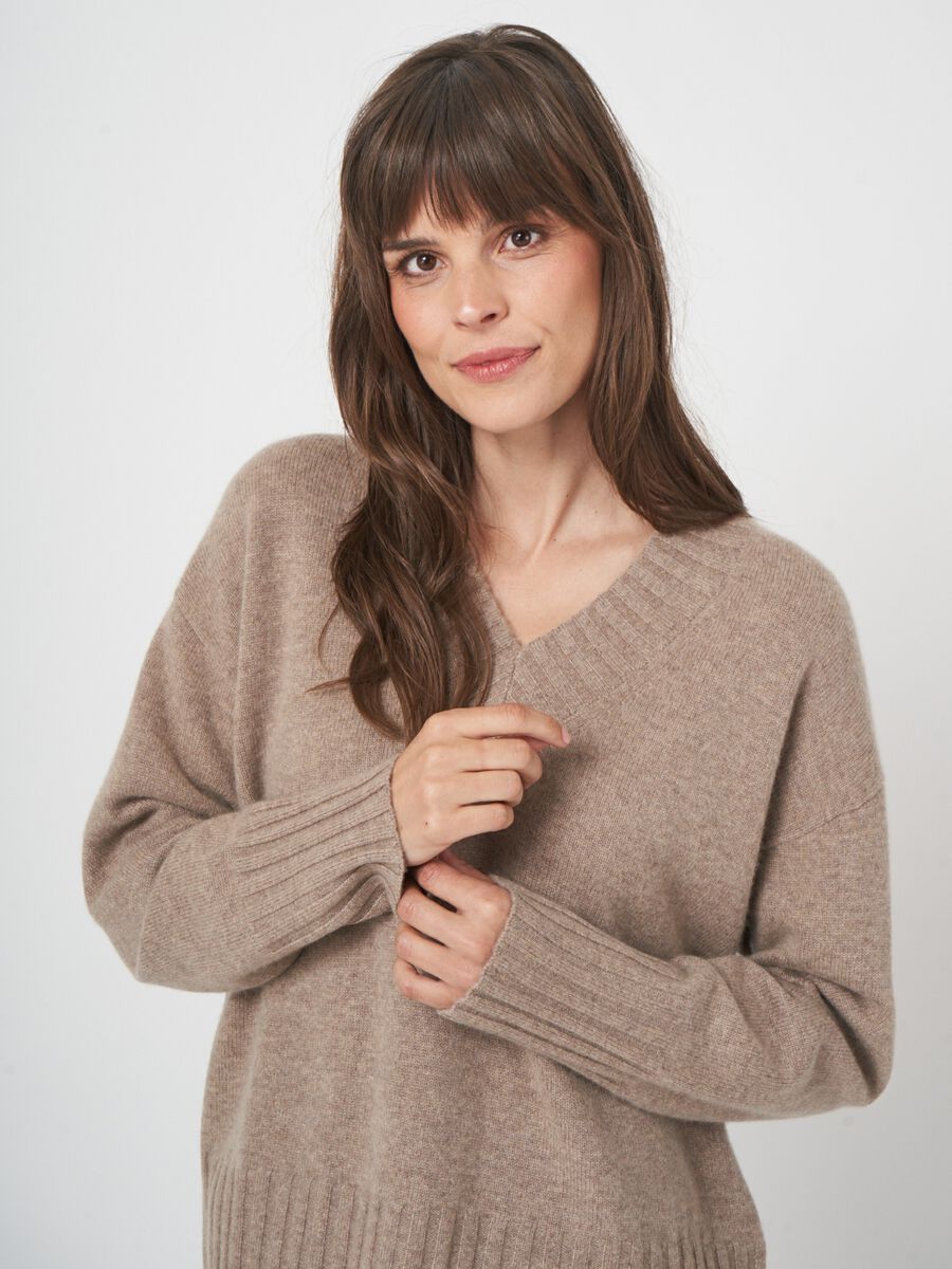 Weicher Bio-Kaschmirpullover mit V-Ausschnitt image number 1