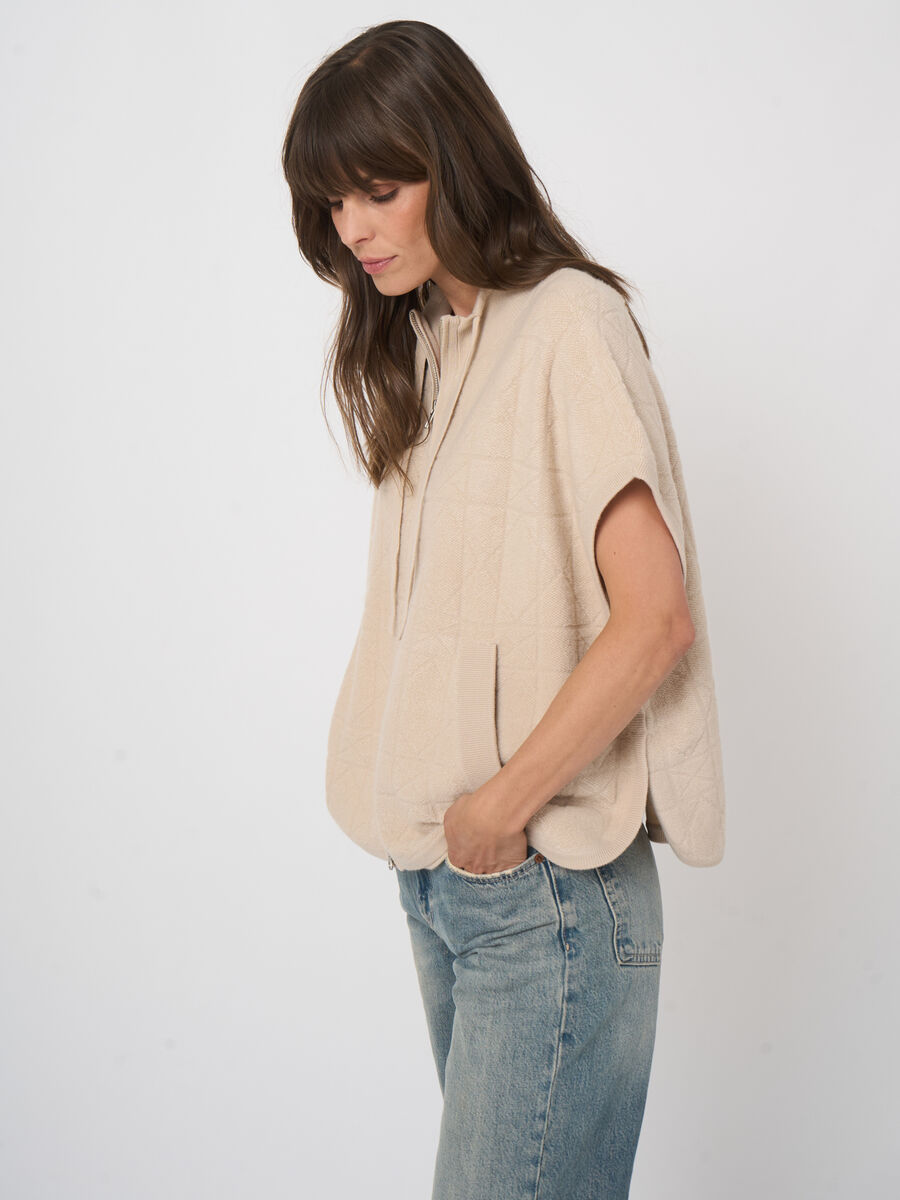 Poncho en cachemire zipp&eacute;, maille moelleuse effet boucl&eacute; image number 5