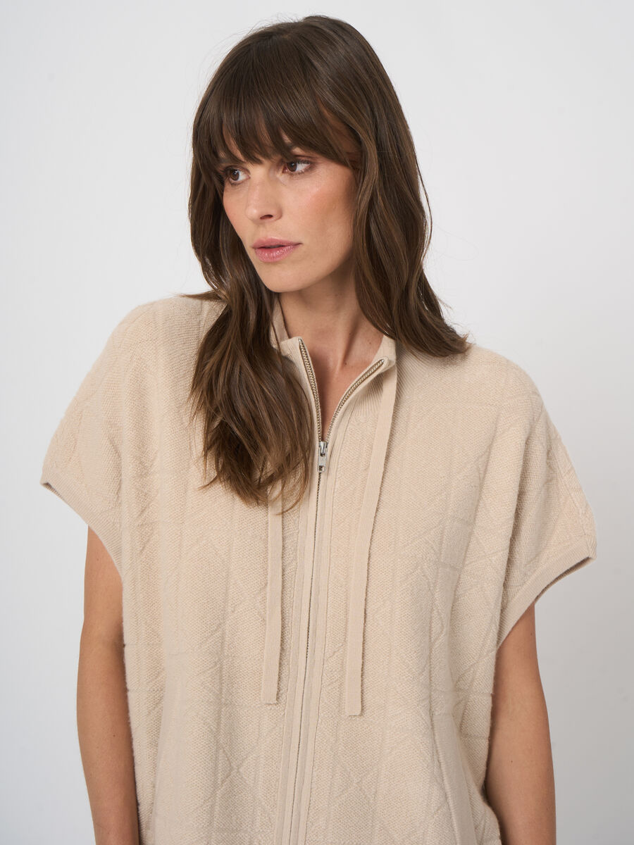 Poncho en cachemire zipp&eacute;, maille moelleuse effet boucl&eacute; image number 6