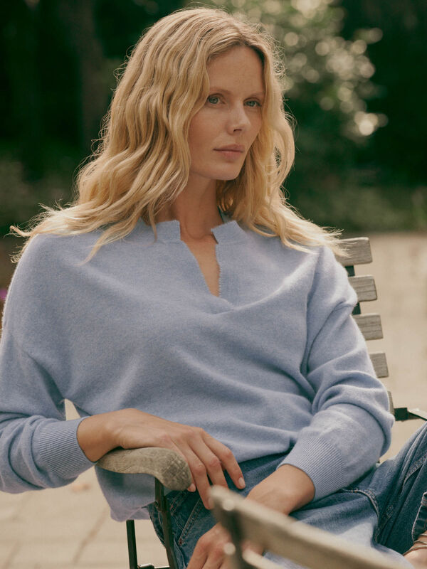 Cashmere trui met split hals image number 2