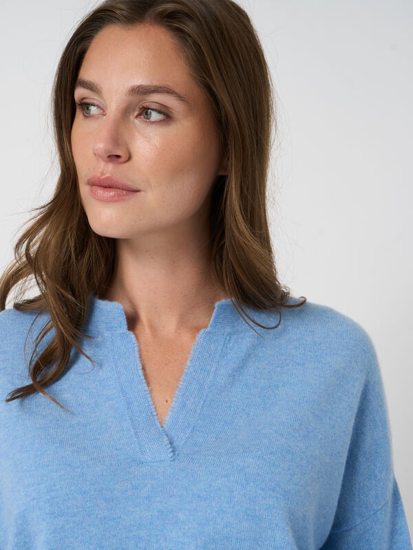 Cashmere trui met split hals image number 5