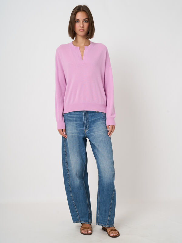 Cashmere trui met split hals image number 2