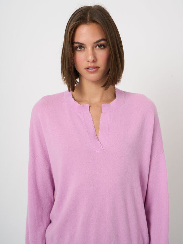 Cashmere trui met split hals image number 4