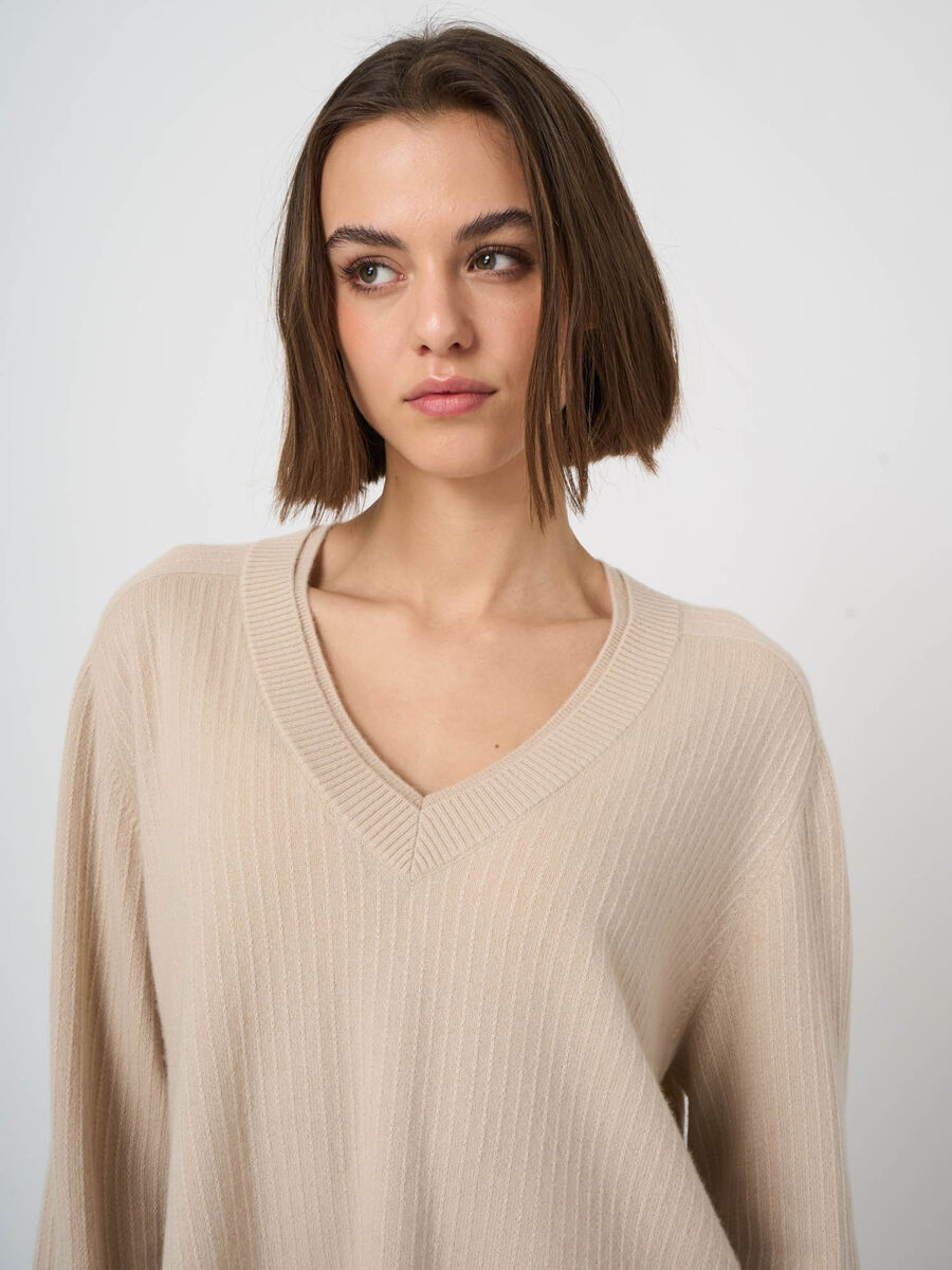 Kaschmirpullover mit V-Ausschnitt und feiner Blende image number 1
