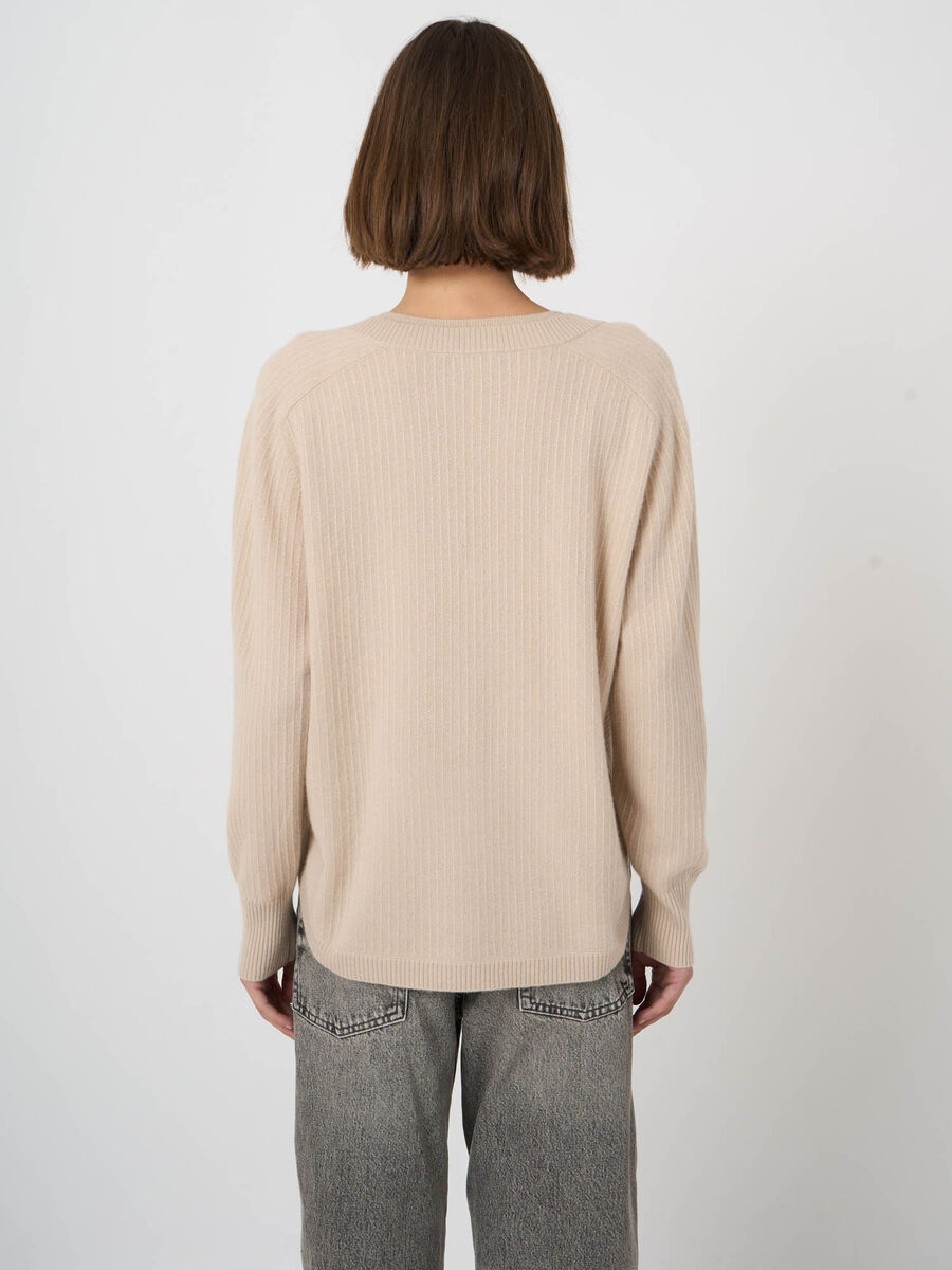 Kaschmirpullover mit V-Ausschnitt und feiner Blende image number 4