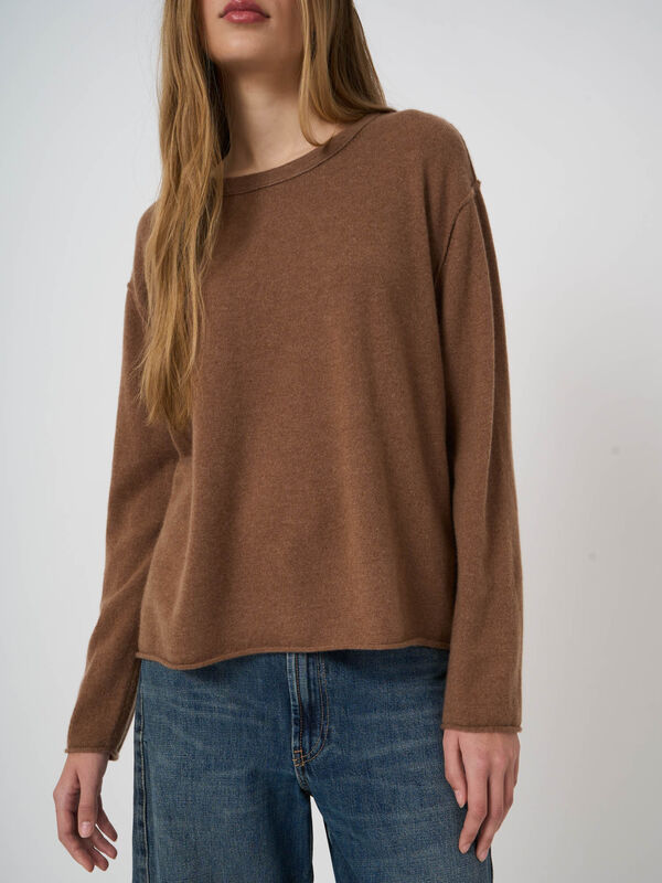 Fine-Knit Organic Cashmere Sweater with Side Slits image number 2